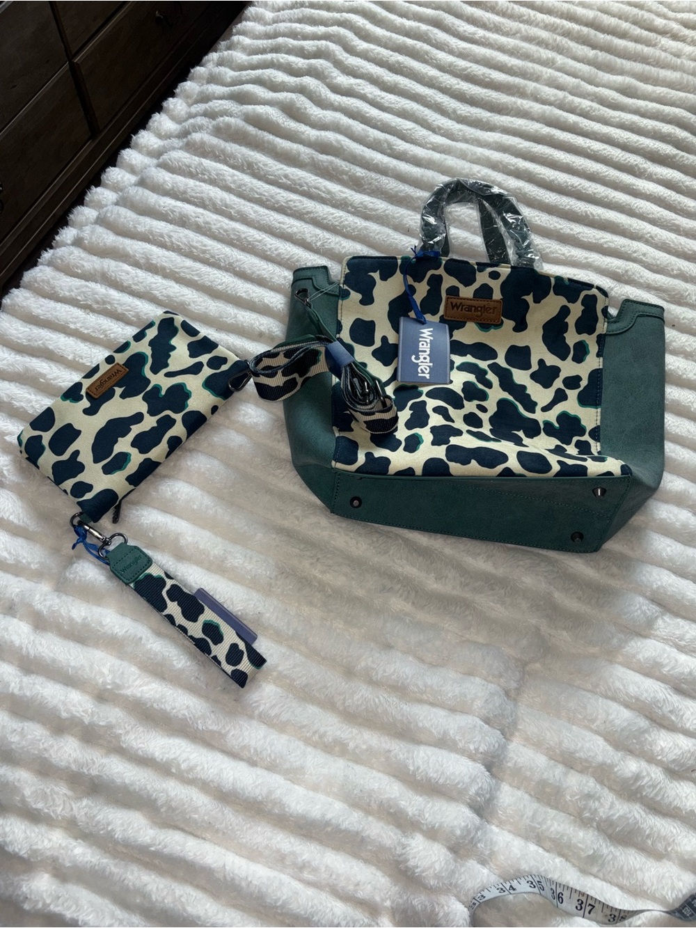 NWT Wrangler Cow Print Tote Bag & Wristlet Set Green Crossbody Straps - Picture 2 of 12